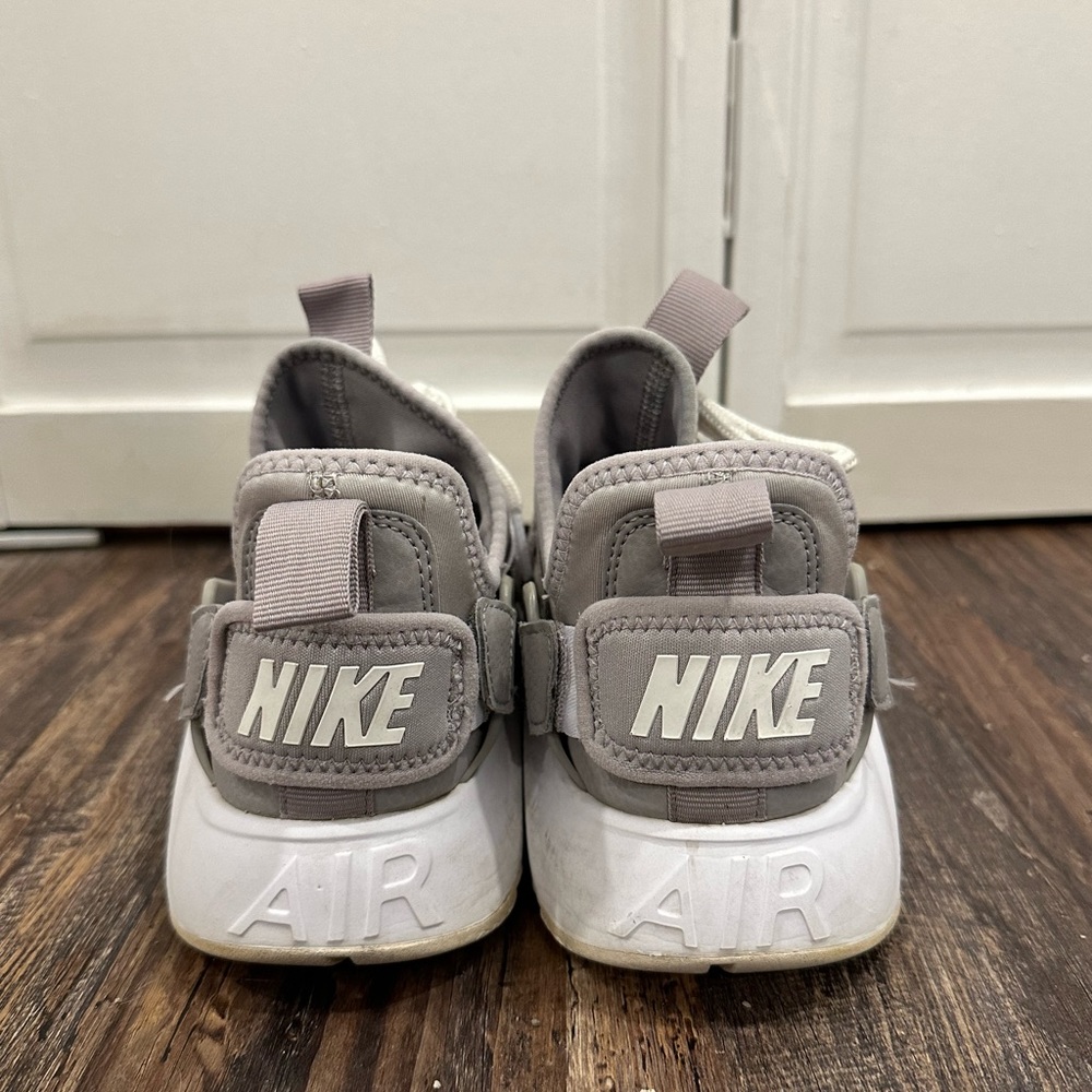 Women’s Nike Huarache City Low grey and white tennis shoes! - Picture 3 of 5